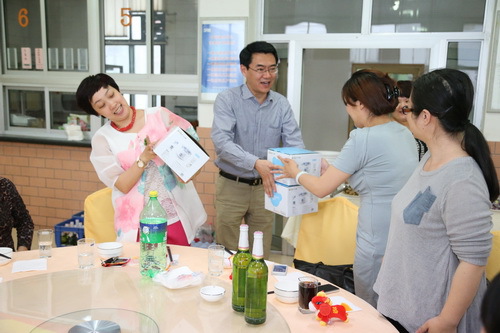 8党委书记刘宝华颁发纪念品_调整大小