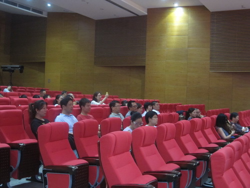 学院组织人员观看比赛并为选手助威_调整大小