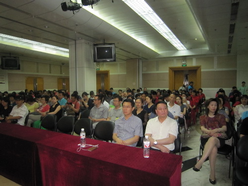 学院在职党员和入党积极分子认真认真听讲，仔细记录_调整大小