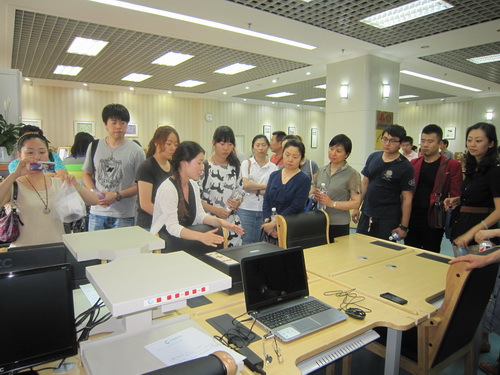 学院在职党员和入党积极分子认真听取讲解员讲解_调整大小