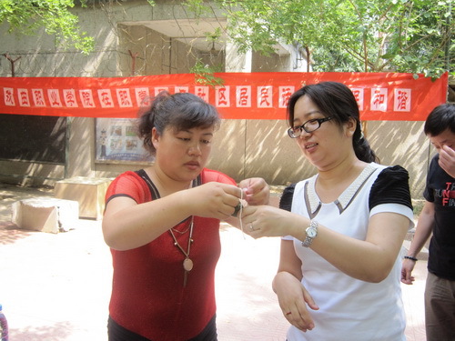 学院在职党员协力合作包粽子“话端午，促和谐”_调整大小