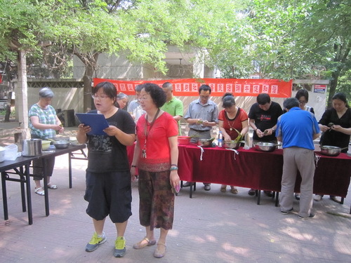 学院在职党员与社区居民“话端午，促和谐”_调整大小