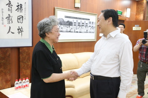 3连丽如先生与文化局局长陈冬握手_调整大小