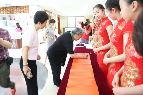 1连丽如先生在签名簿上签名_调整大小