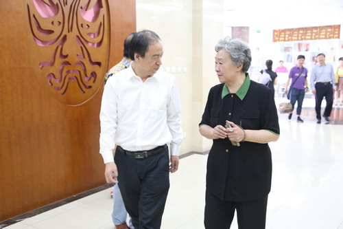 2刘侗院长和连丽如先生交谈_调整大小