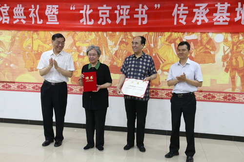 9北京市文化局党组书记张文华、副局长吕先富为连丽如先生、贾建国先生颁发北戏“客座教授”证书_调整大小