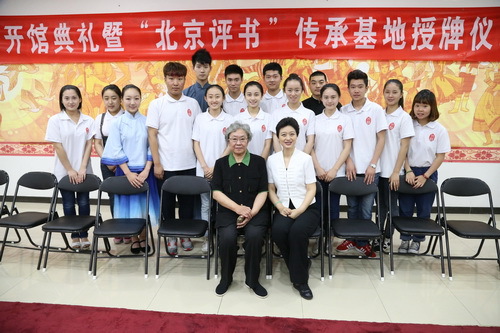 24同影视表演系学生合影_调整大小