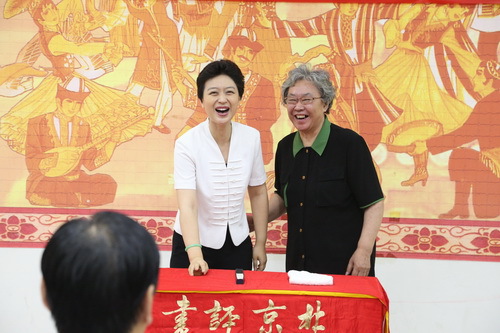 19师生同台表演_调整大小