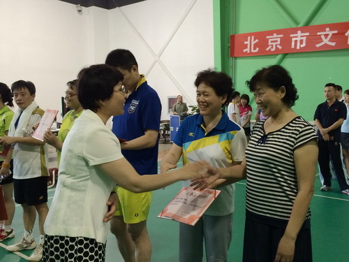 8女双选手易梅、孙建云荣获第二名的好成绩_调整大小