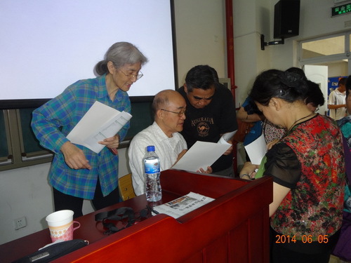 老干部们向张主任咨询_调整大小