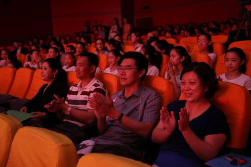 1出席领导_调整大小