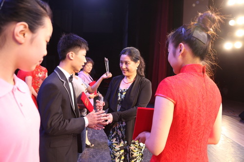 15副院长许翠为获得三等奖参赛队颁奖_调整大小