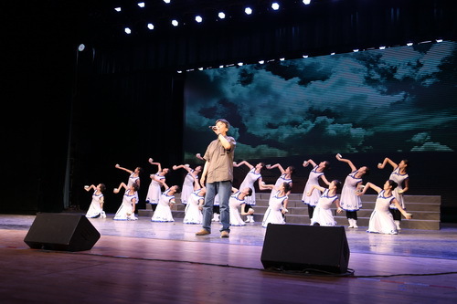 12舞美系主任黄元培演唱歌曲_调整大小