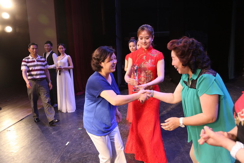 17副院长黄珊珊为获得二等奖参赛队颁奖_调整大小