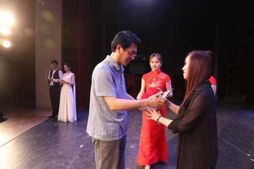 18党委书记刘宝华为获得一等奖参赛队颁奖_调整大小