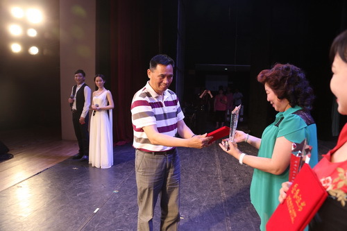 16副院长黄平为获得二等奖参赛队颁奖_调整大小