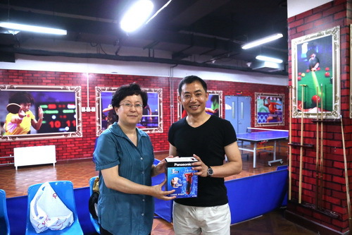 3党委副书记、工会主席毕兆炜为张继英颁奖_调整大小