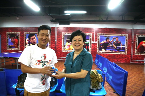 4党委副书记、工会主席毕兆炜为纪培宁颁奖_调整大小