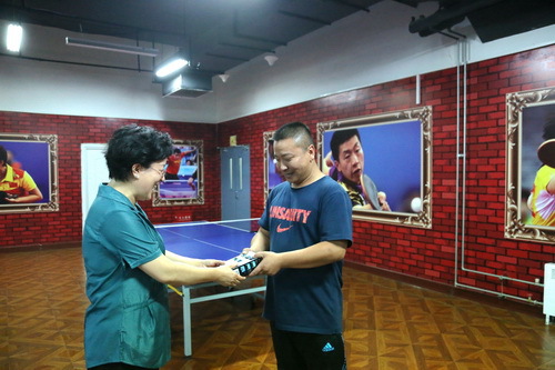 5党委副书记、工会主席毕兆炜为秦伟颁奖_调整大小