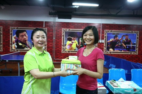 11工会副主席王桂洁为唐晶晶颁奖_调整大小