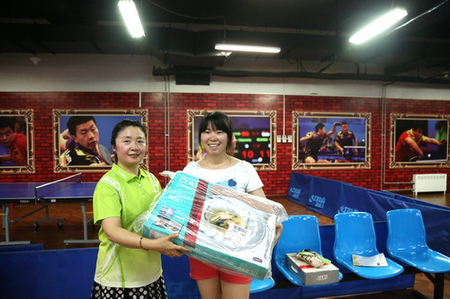 10工会副主席王桂洁为祁欣颁奖_调整大小