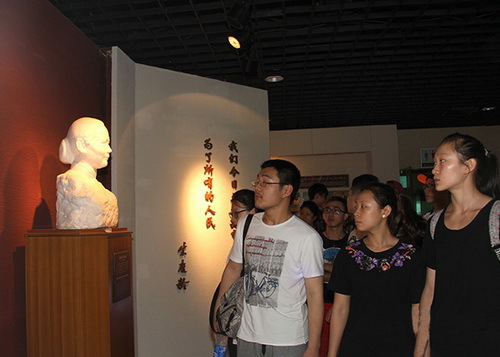 1学生参观展览1_调整大小