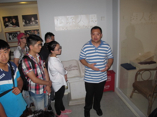 2学生参观展览2_调整大小