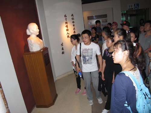 3学生参观展览3_调整大小