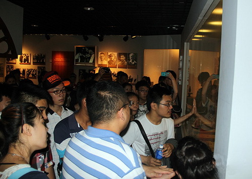 4学生参观展览4_调整大小