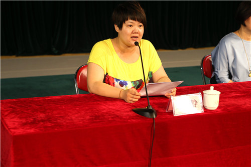 2-北京戏曲艺术职业学院办公室主任王静主持开班仪式