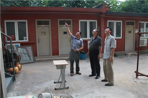 1领导巡视学生逃生通道