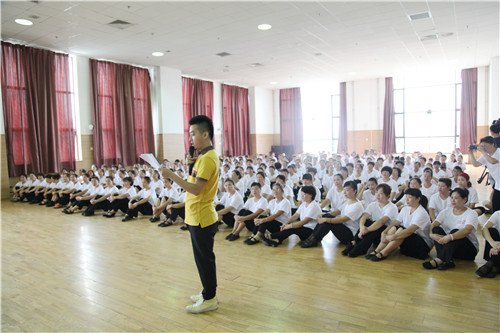 10舞蹈专业负责人原亮发言