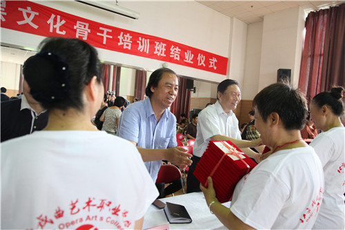 13领导为学院颁发证书