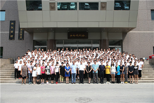 19全体学院合影留念