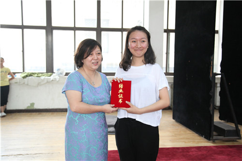 6副院长黄珊珊为学员颁发证书6