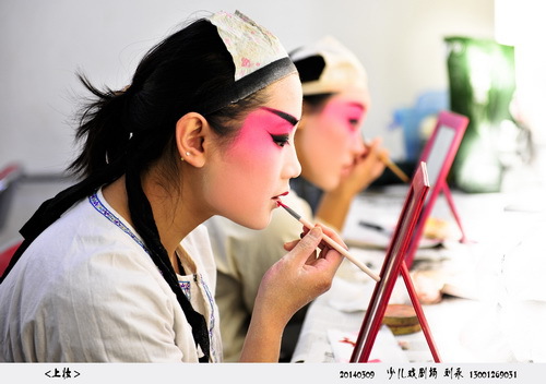 《上妆》   作者：刘永_调整大小