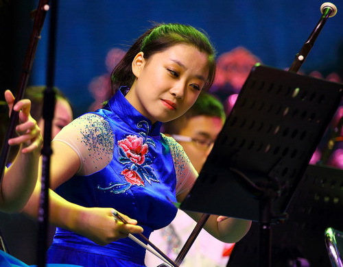 二等奖《低眉信手》   作者：朱天纯_调整大小