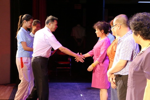 8副院长黄平颁发优秀班主任奖_调整大小