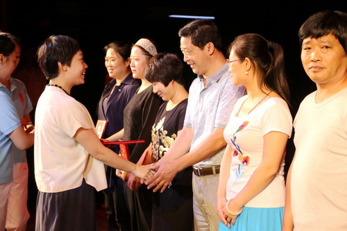 13副院长吴蕾颁发优秀工作者奖_调整大小