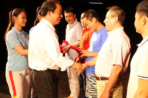 26院长刘侗颁发春晖奖_调整大小