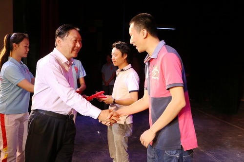 30文化局局长陈冬颁发育才奖_调整大小