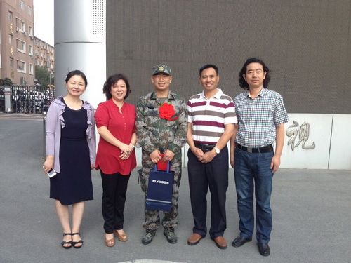 2领导与入伍学生合影_调整大小