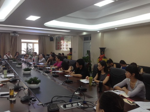 参加德育培训会的班主任_调整大小