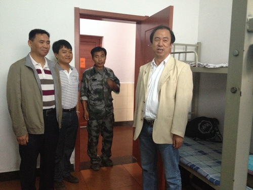 3院领导参观军训学生宿舍_调整大小