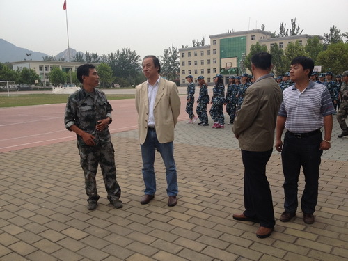 2驻训教官向院长汇报学生情况_调整大小