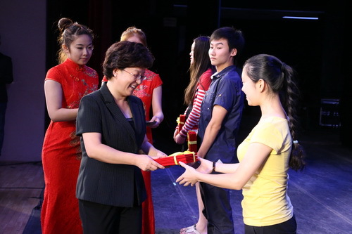 7党委副书记毕兆炜颁奖_调整大小