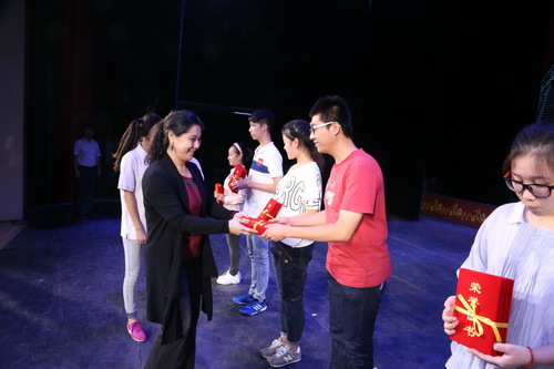 3副院长许翠颁奖_调整大小