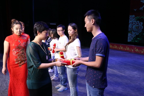 4副院长吴蕾颁奖_调整大小