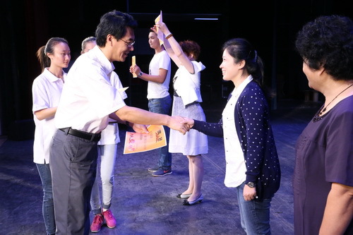 8党委书记刘宝华颁奖_调整大小