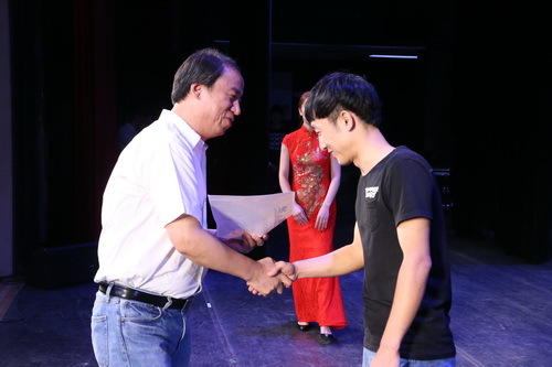 9院长刘侗颁奖_调整大小